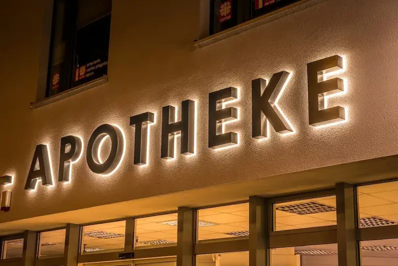Apotheke 3D Leuchtbuchstaben rückbeleuchtet Halo-Effekt Fassade