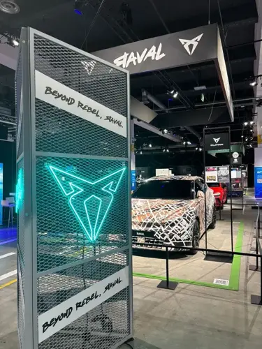 CUPRA Raval LED Neon Schild Messestand individuelle Neon Schilder