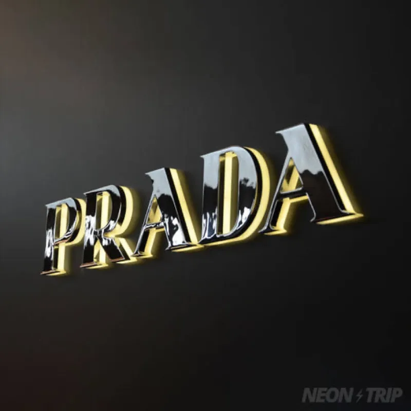 Prada 3D Leuchtbuchstaben rückbeleuchtet Halo-Effekt Fassade