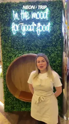 Papi Poke Düsseldorf Neon Schild NEONTRIP mehr Umsatz
